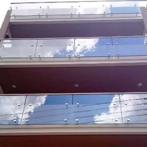 Balustrady nowoczesne stalowe na balkon i do domu